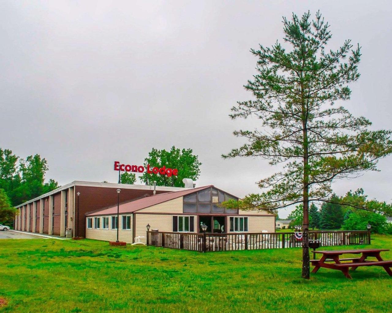 Adirondack Efficiencies Hotel Watertown Exterior photo
