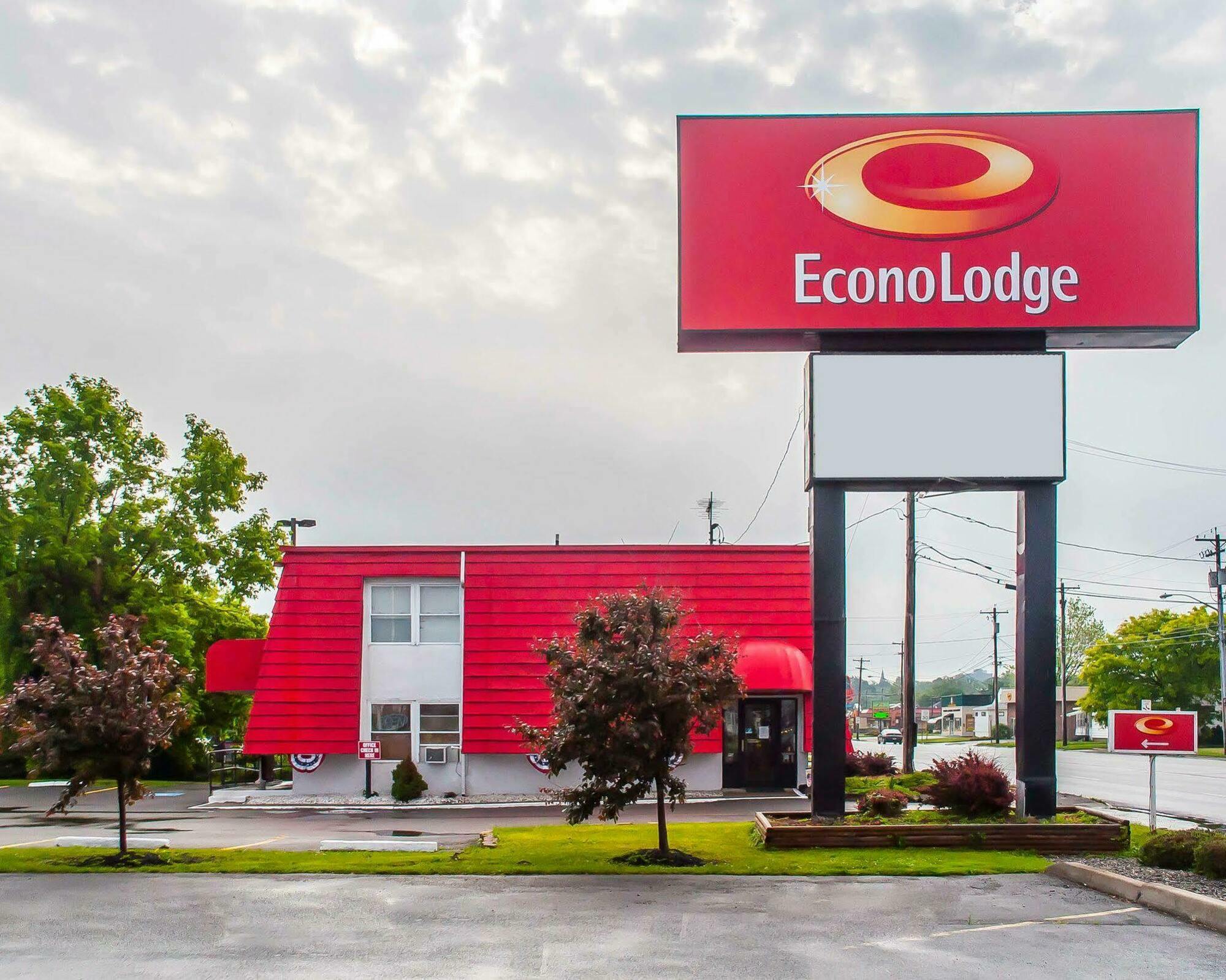 Adirondack Efficiencies Hotel Watertown Exterior photo